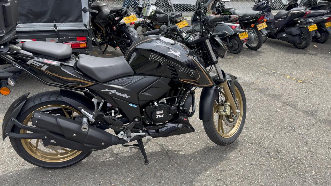 TVS Apache RTR 200 4V FI ABS: tecnología y refinamiento en una naked deportiva