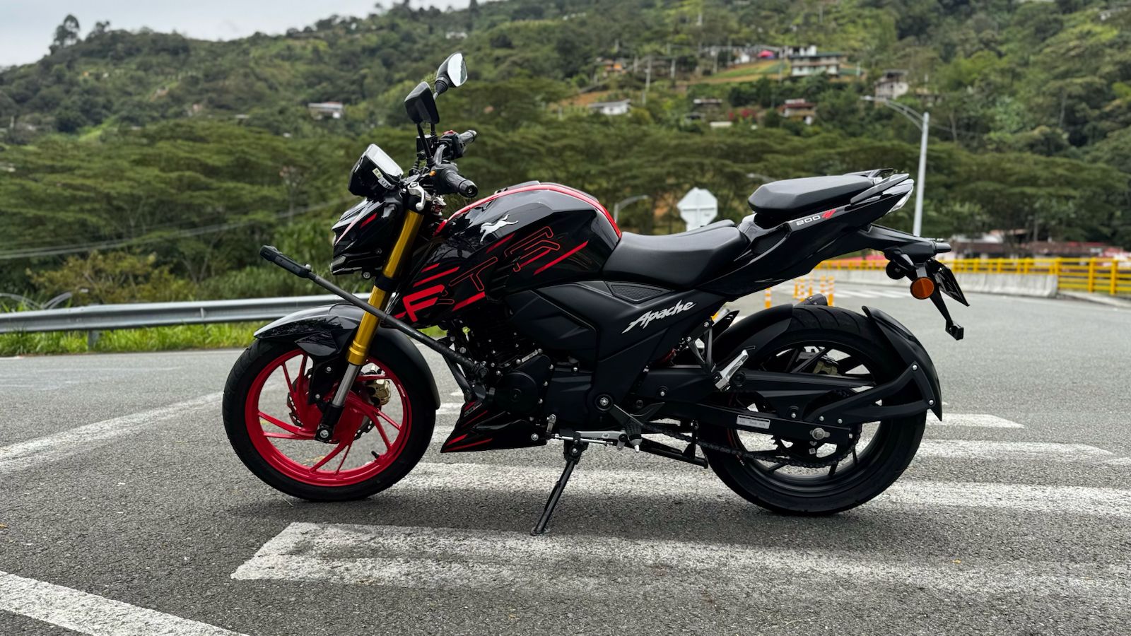TVS Apache 200 NG: ¿Tanta tecnología a este precio tiene truco?